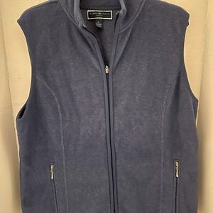 Vest sweater 
front zipper 
sleeveless